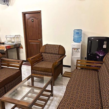 Lahiru Airport Villa Andiambalama Екстериор снимка