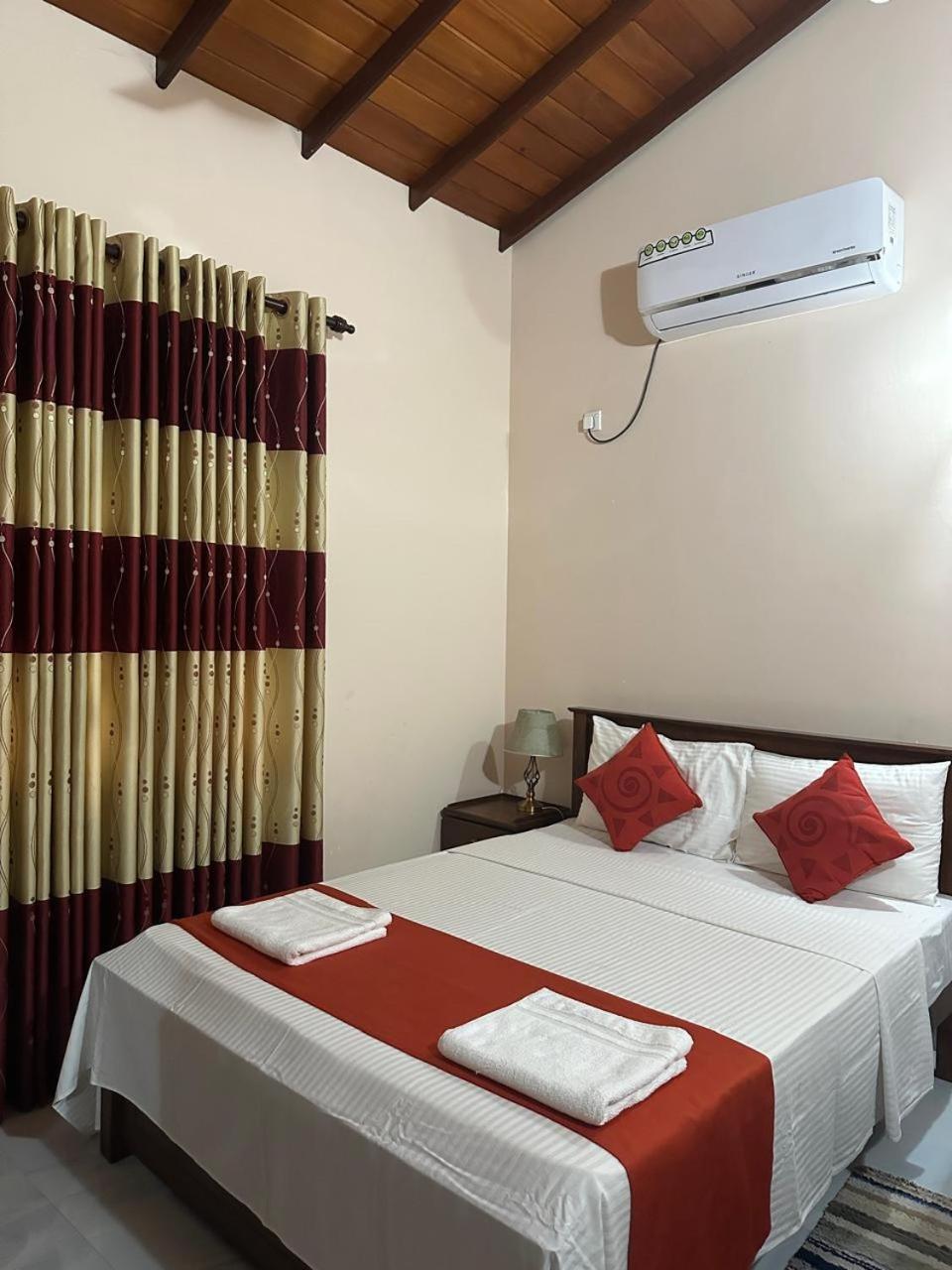 Lahiru Airport Villa Andiambalama Екстериор снимка