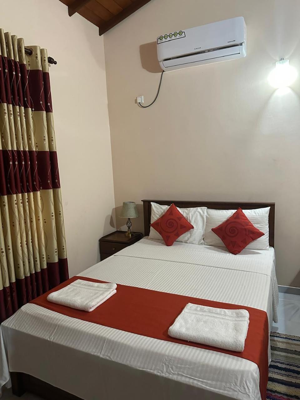 Lahiru Airport Villa Andiambalama Екстериор снимка