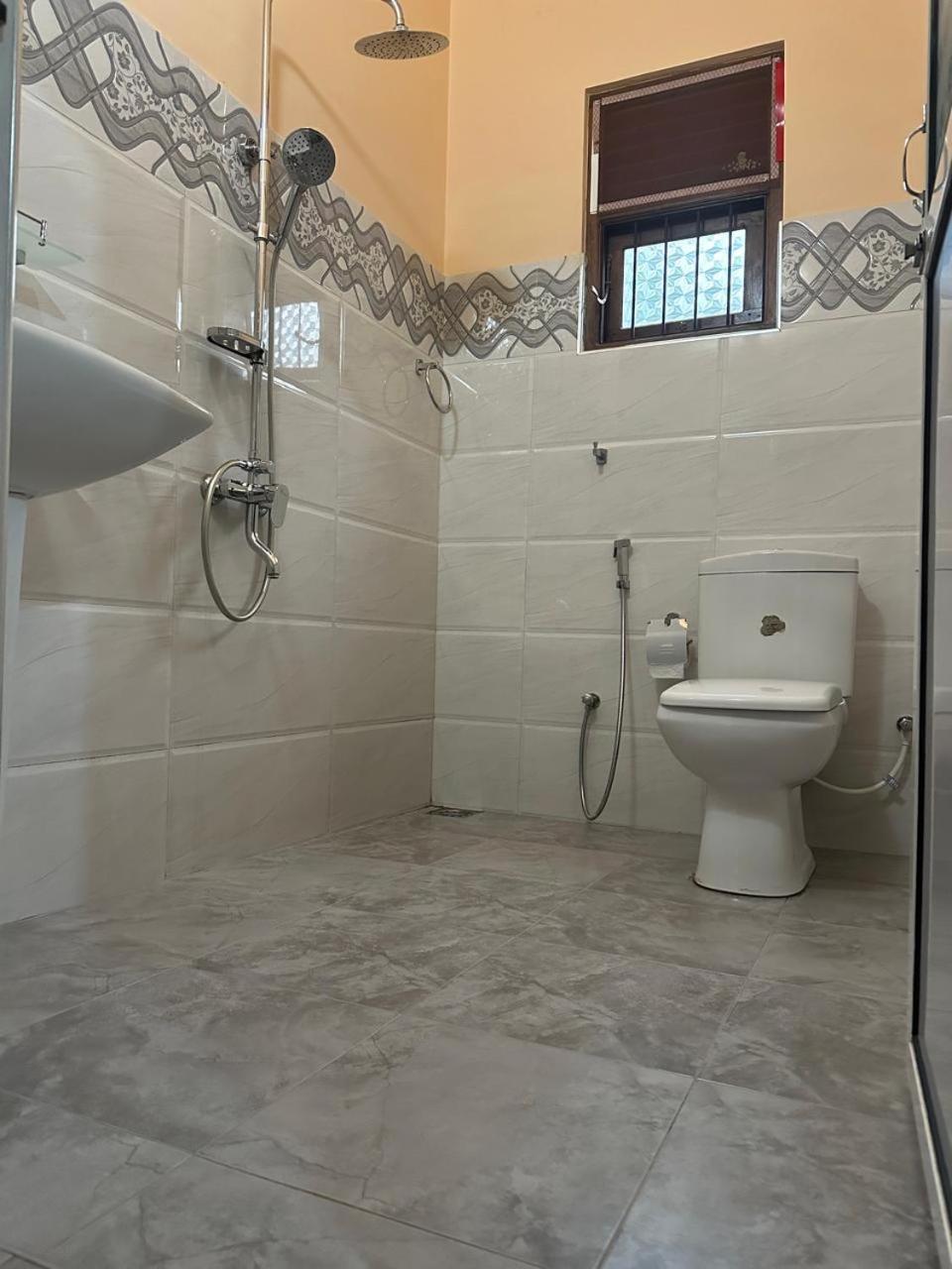 Lahiru Airport Villa Andiambalama Екстериор снимка