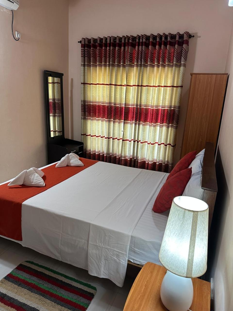 Lahiru Airport Villa Andiambalama Екстериор снимка