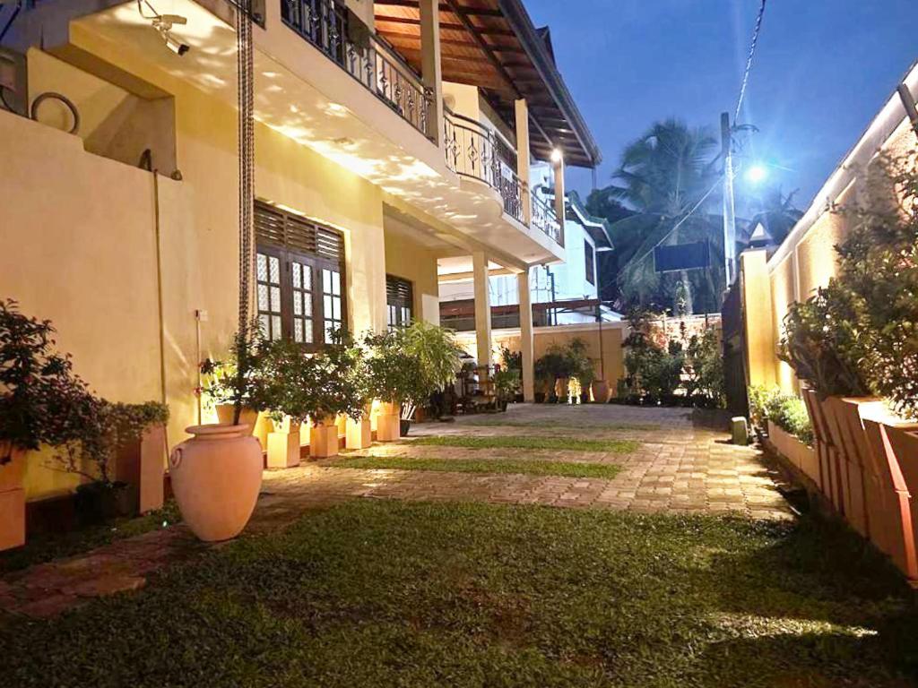 Lahiru Airport Villa Andiambalama Екстериор снимка