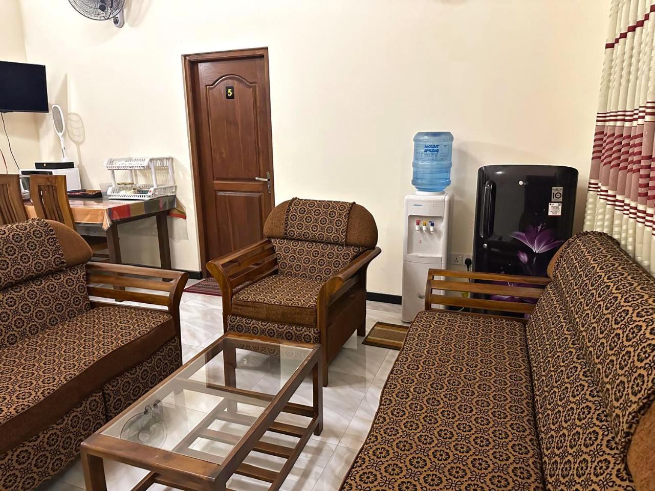 Lahiru Airport Villa Andiambalama Екстериор снимка