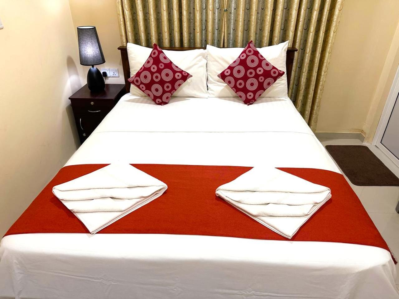 Lahiru Airport Villa Andiambalama Екстериор снимка