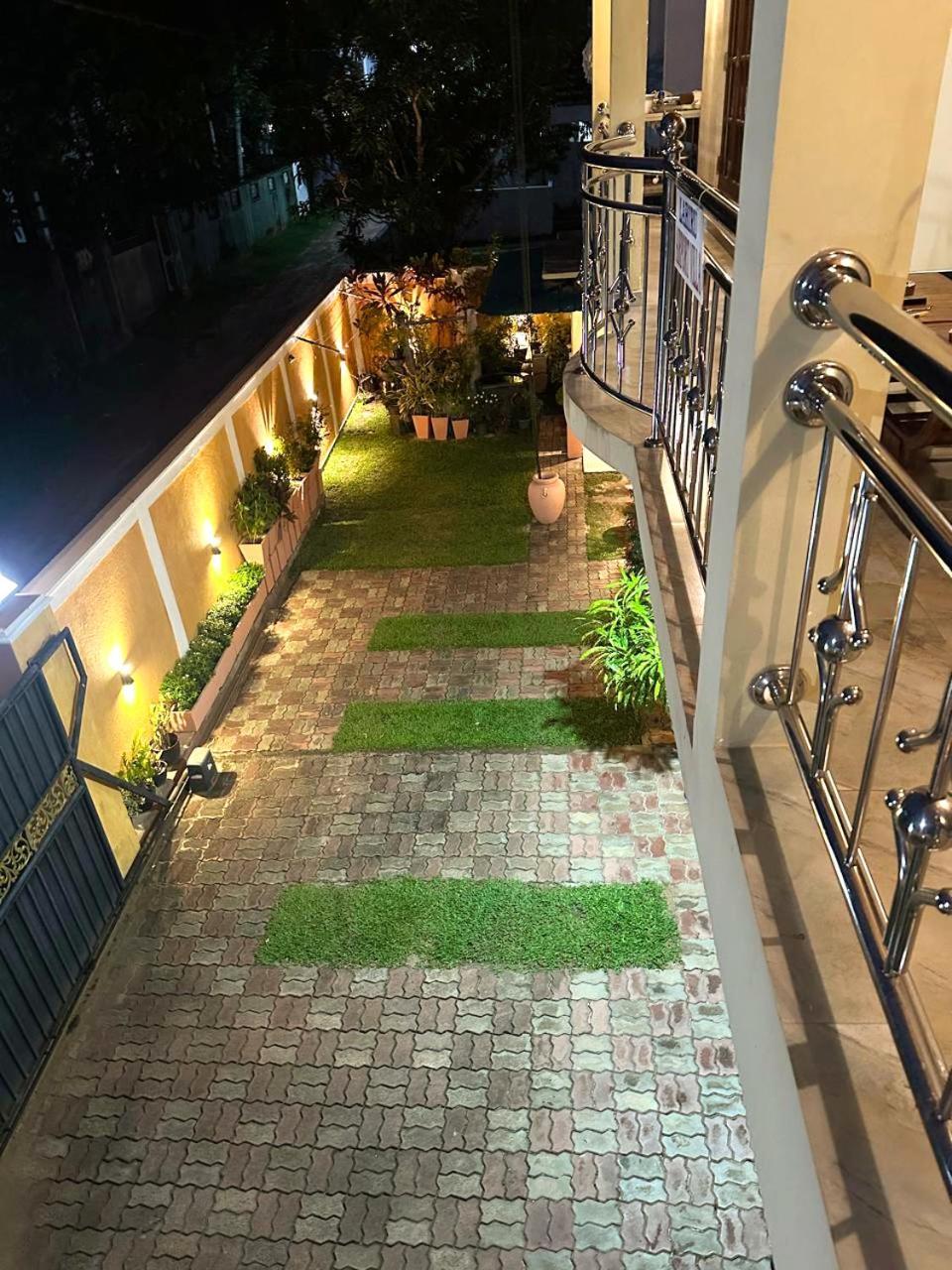 Lahiru Airport Villa Andiambalama Екстериор снимка
