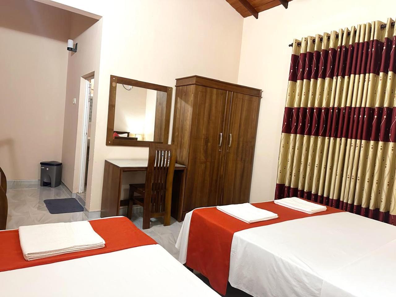 Lahiru Airport Villa Andiambalama Екстериор снимка