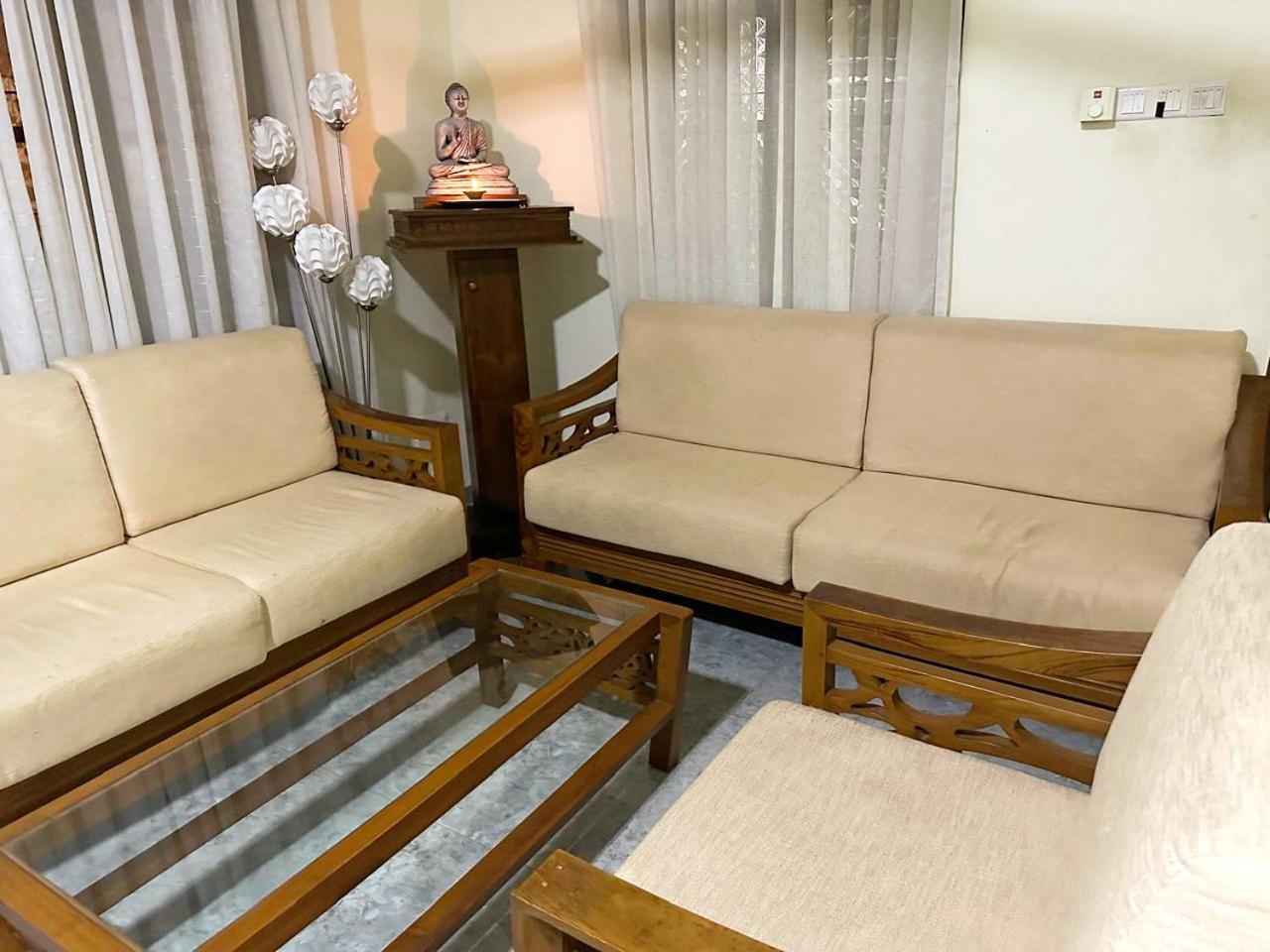 Lahiru Airport Villa Andiambalama Екстериор снимка