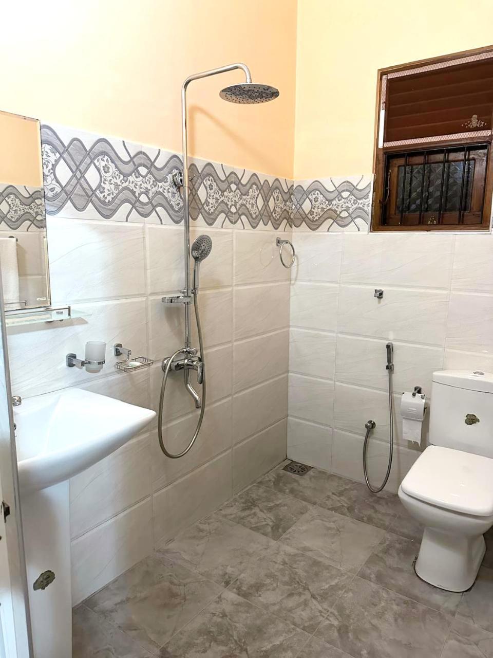 Lahiru Airport Villa Andiambalama Екстериор снимка