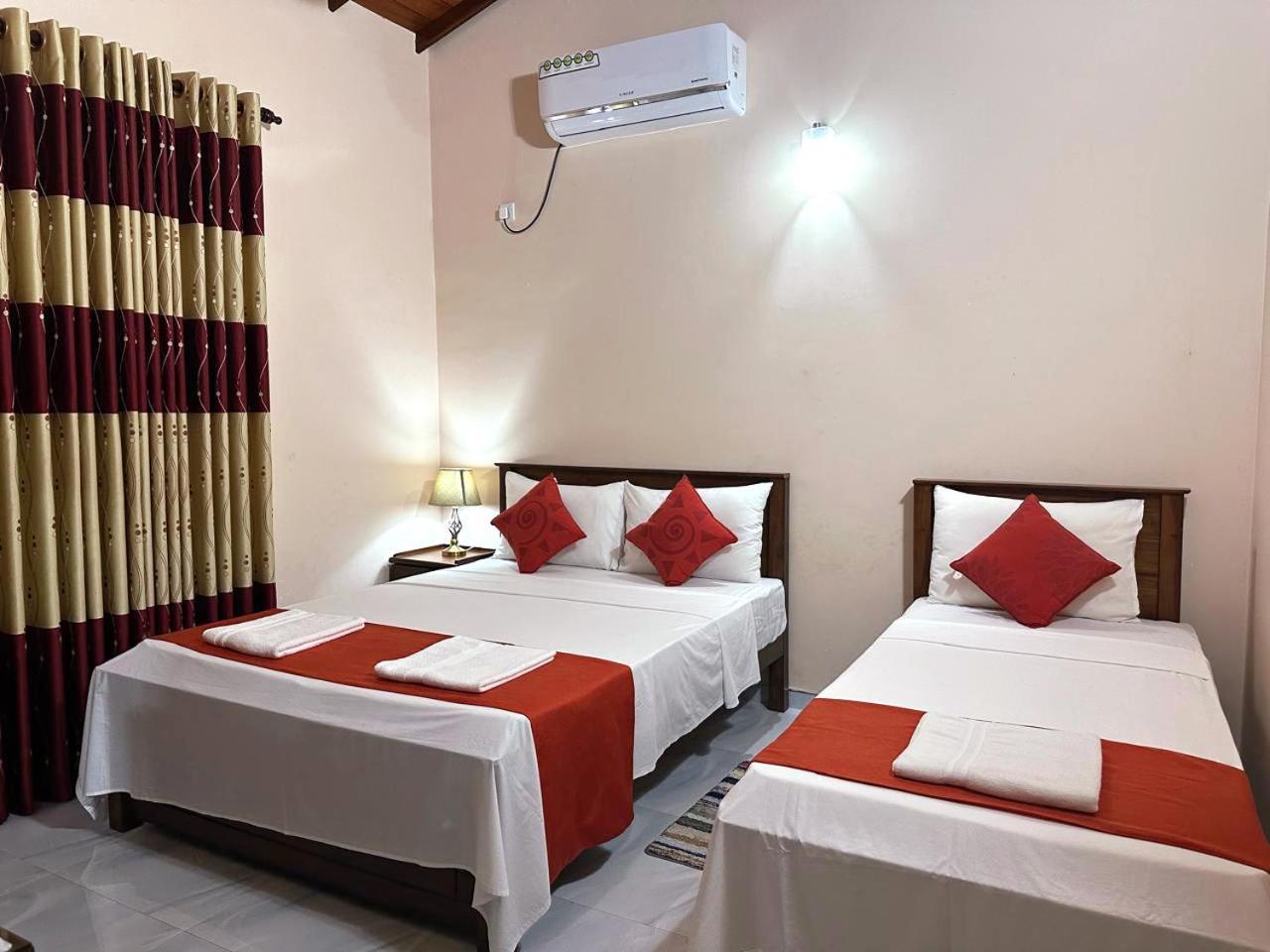Lahiru Airport Villa Andiambalama Екстериор снимка