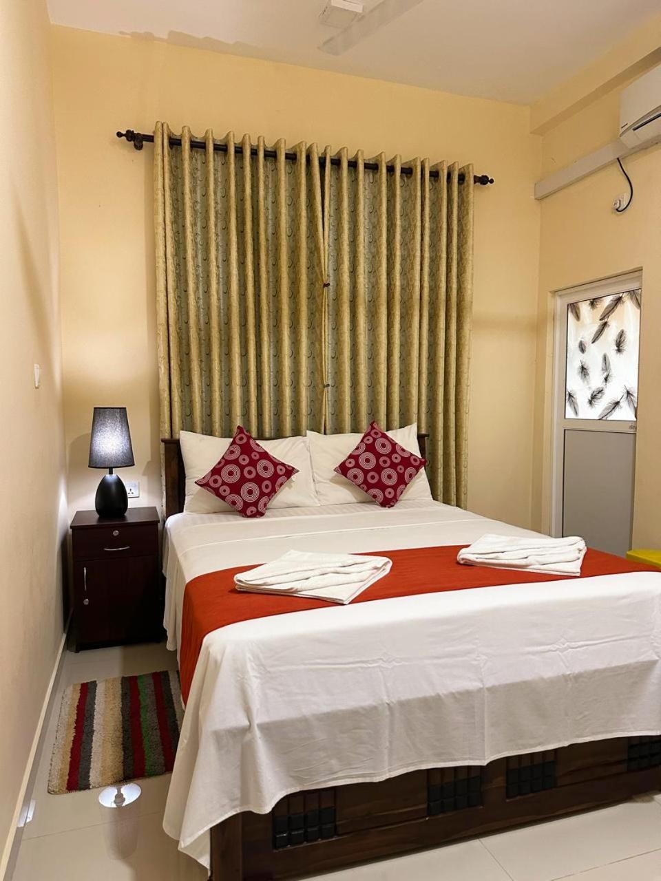Lahiru Airport Villa Andiambalama Екстериор снимка